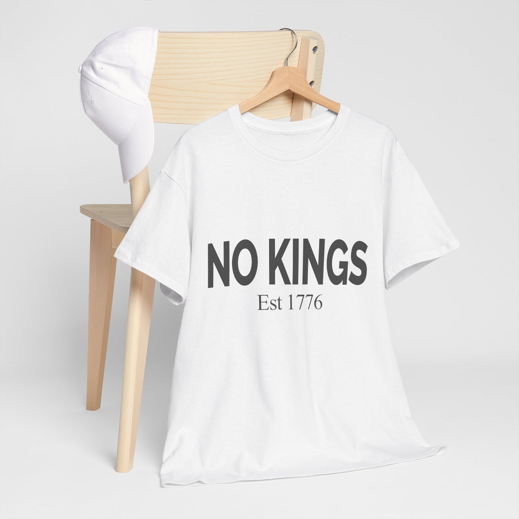 Unisex Heavy Cotton Tee – “NO KINGS Est. 1776” Graphic T-Shirt | Patriotic Apparel | Freedom Lovers Gift | Rebel Style | Everyday Streetwear