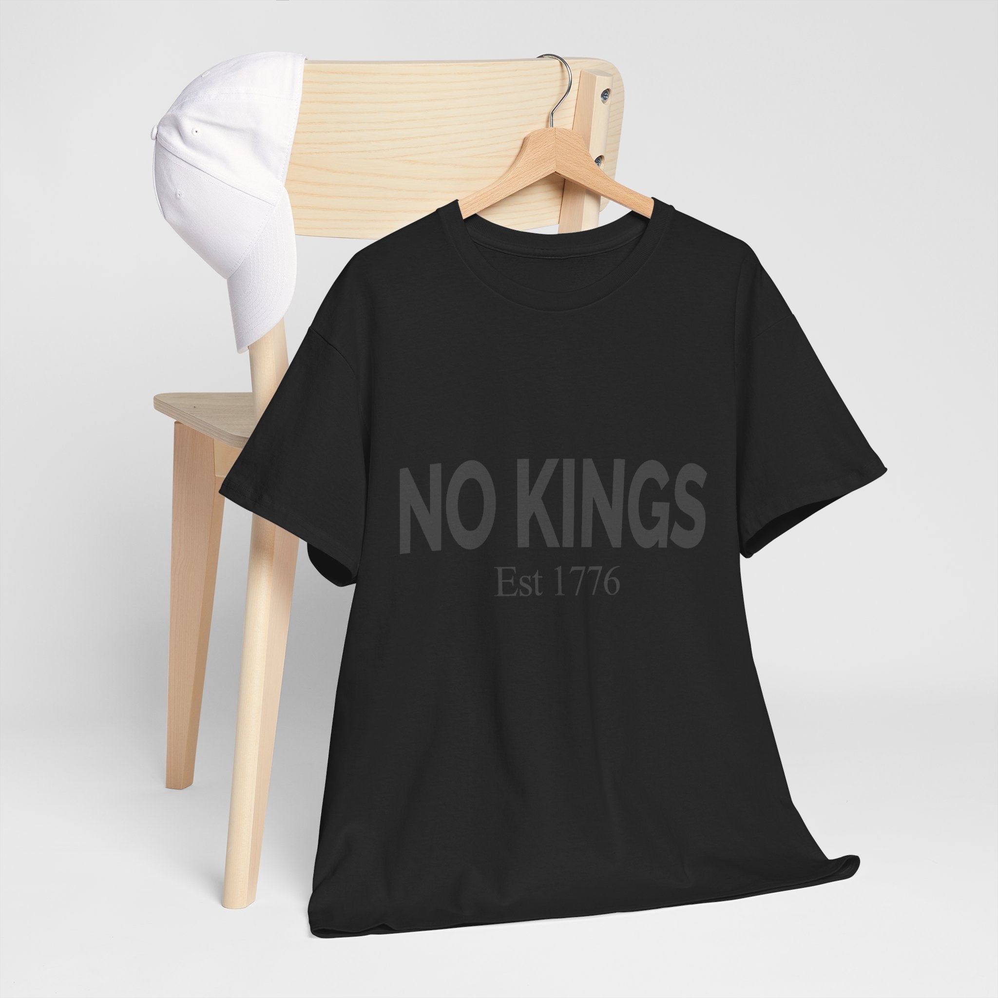 Unisex Heavy Cotton Tee – “NO KINGS Est. 1776” Graphic T-Shirt | Patriotic Apparel | Freedom Lovers Gift | Rebel Style | Everyday Streetwear